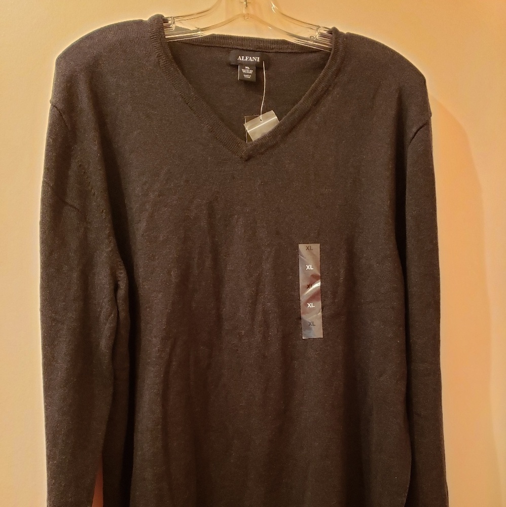 NWT Alfani V-neck lightweight sweater